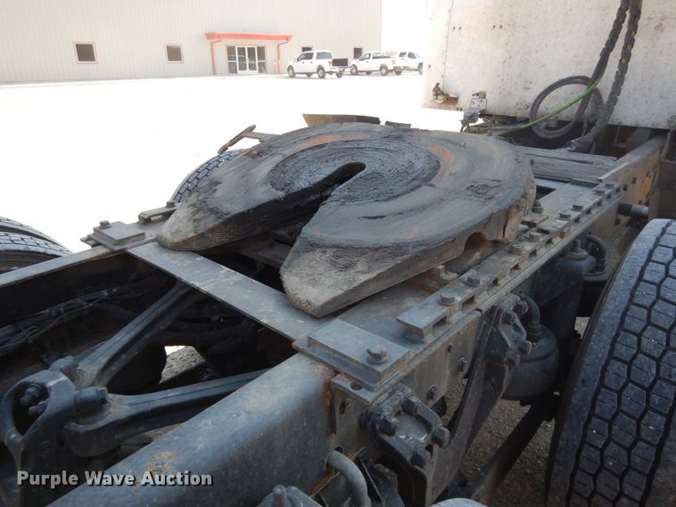 image for item DE5799 2005 Kenworth T600  semi truck