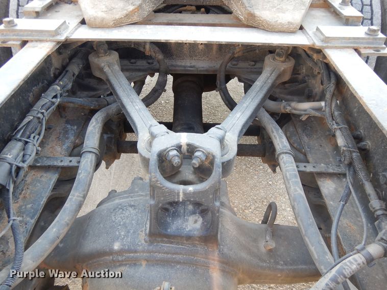 image for item DE5799 2005 Kenworth T600  semi truck