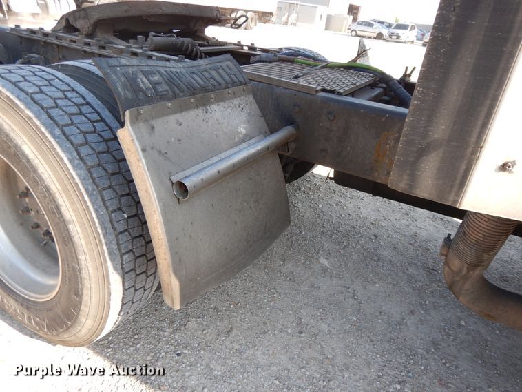 image for item DE5799 2005 Kenworth T600  semi truck