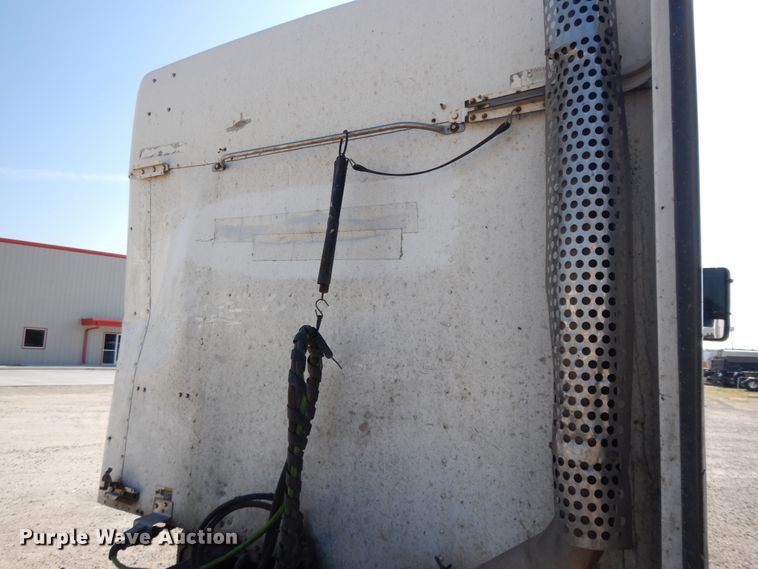 image for item DE5799 2005 Kenworth T600  semi truck