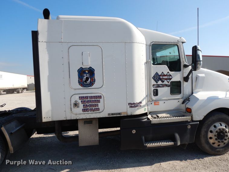 image for item DE5799 2005 Kenworth T600  semi truck