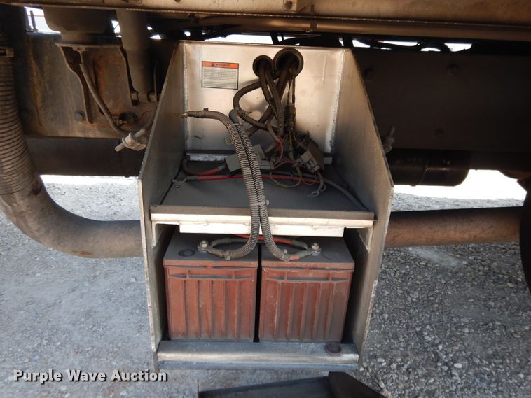 image for item DE5799 2005 Kenworth T600  semi truck