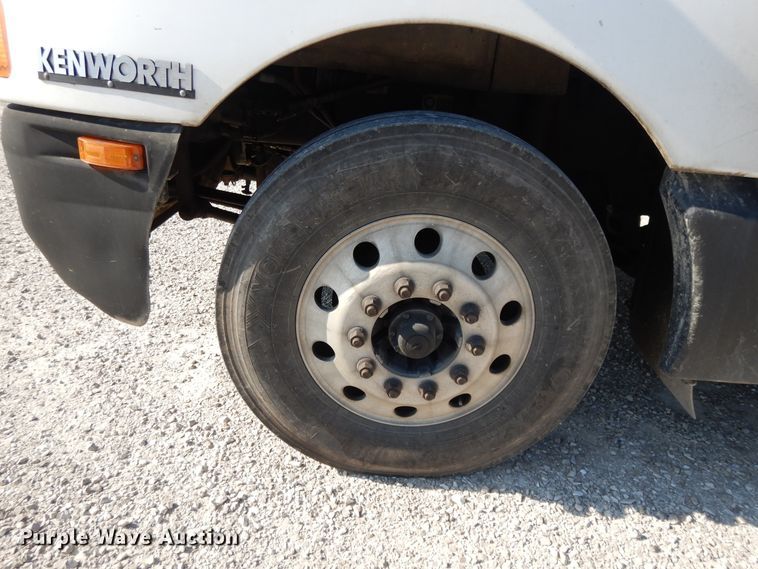 image for item DE5799 2005 Kenworth T600  semi truck