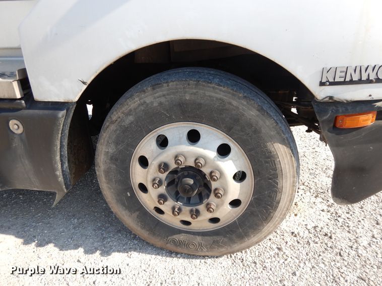 image for item DE5799 2005 Kenworth T600  semi truck