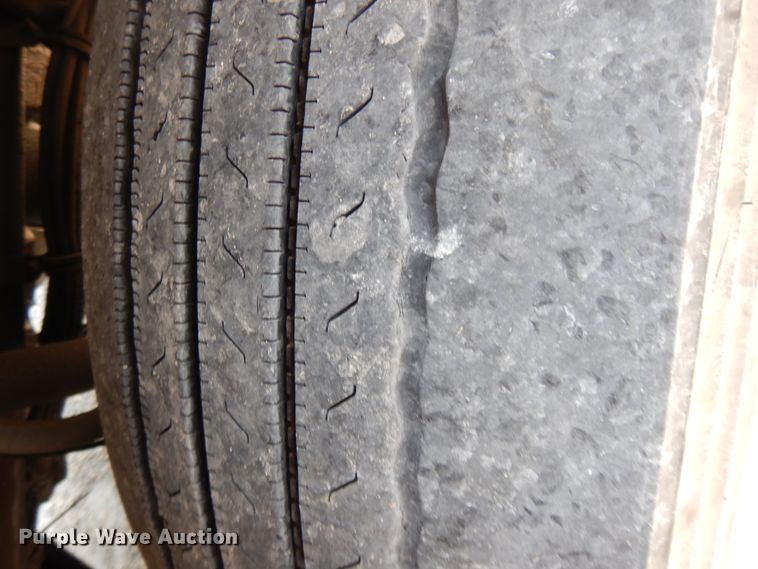 image for item DE5799 2005 Kenworth T600  semi truck