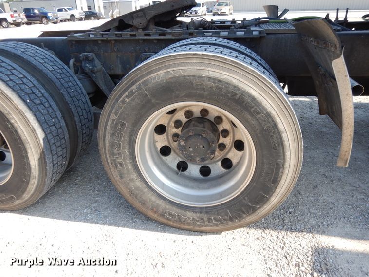 image for item DE5799 2005 Kenworth T600  semi truck