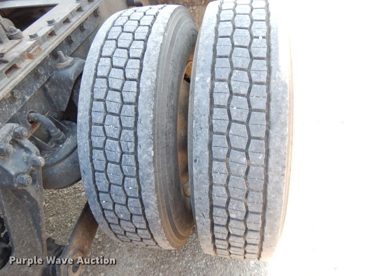 image for item DE5799 2005 Kenworth T600  semi truck