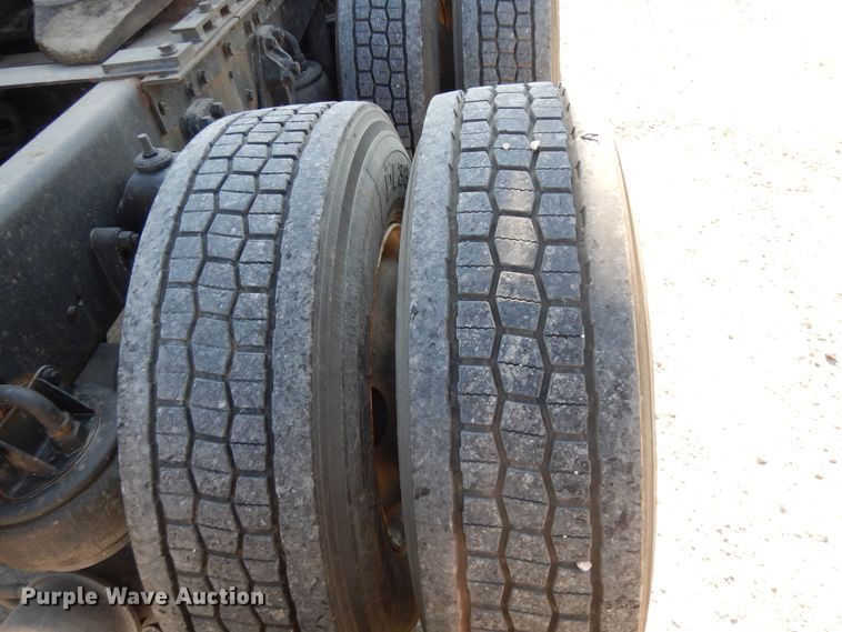 image for item DE5799 2005 Kenworth T600  semi truck