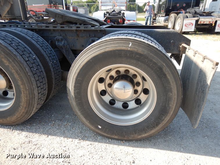 image for item DE5799 2005 Kenworth T600  semi truck