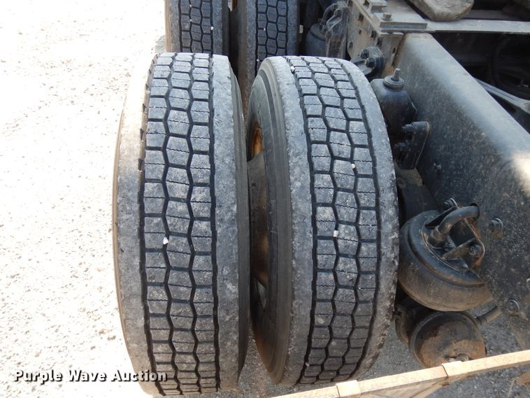 image for item DE5799 2005 Kenworth T600  semi truck