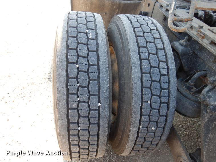 image for item DE5799 2005 Kenworth T600  semi truck