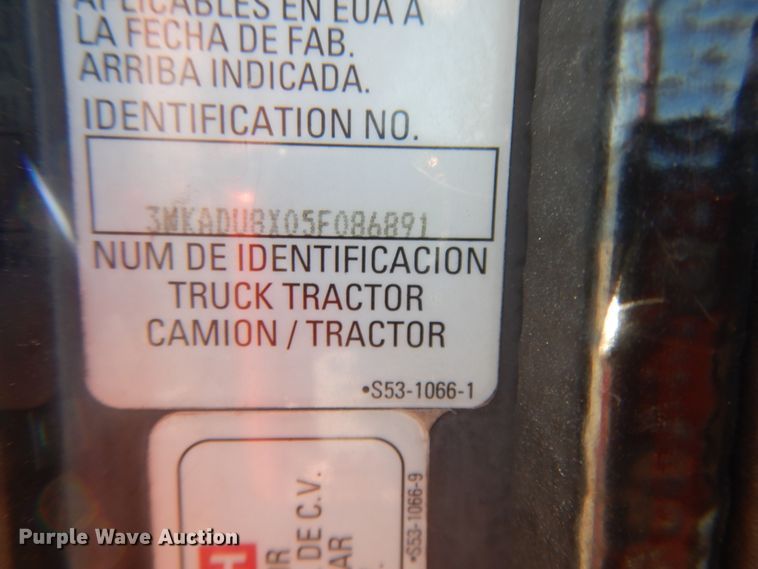 image for item DE5799 2005 Kenworth T600  semi truck