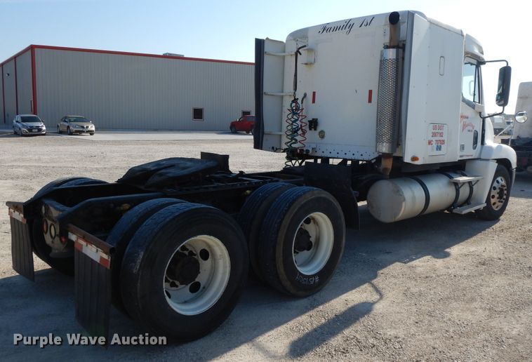 image for item DE5800 2003 Freightliner Century Classic  semi truck