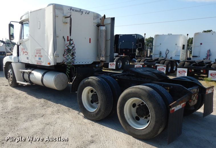 image for item DE5800 2003 Freightliner Century Classic  semi truck