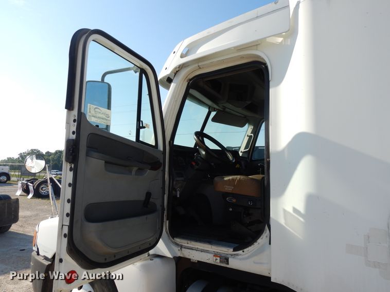 image for item DE5800 2003 Freightliner Century Classic  semi truck