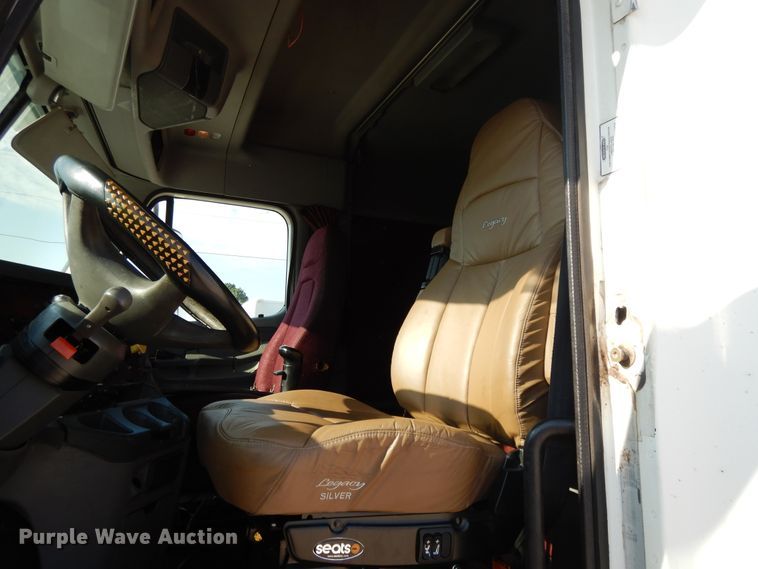 image for item DE5800 2003 Freightliner Century Classic  semi truck