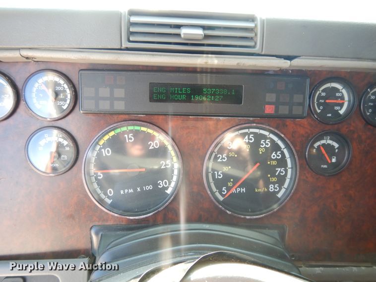 image for item DE5800 2003 Freightliner Century Classic  semi truck