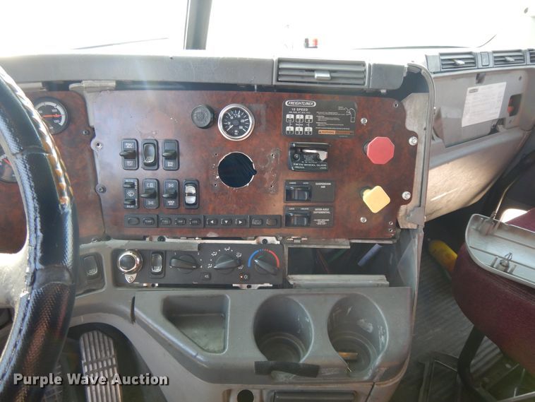 image for item DE5800 2003 Freightliner Century Classic  semi truck