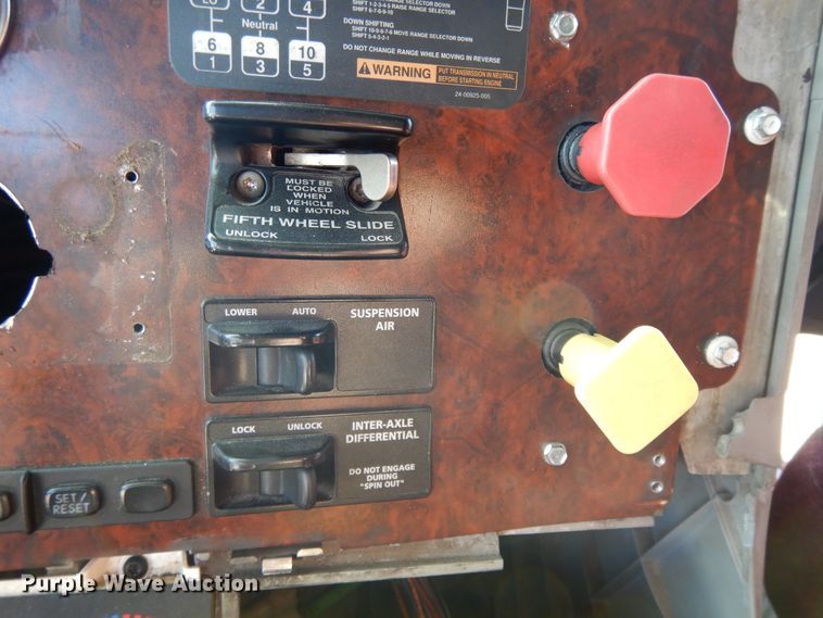 image for item DE5800 2003 Freightliner Century Classic  semi truck