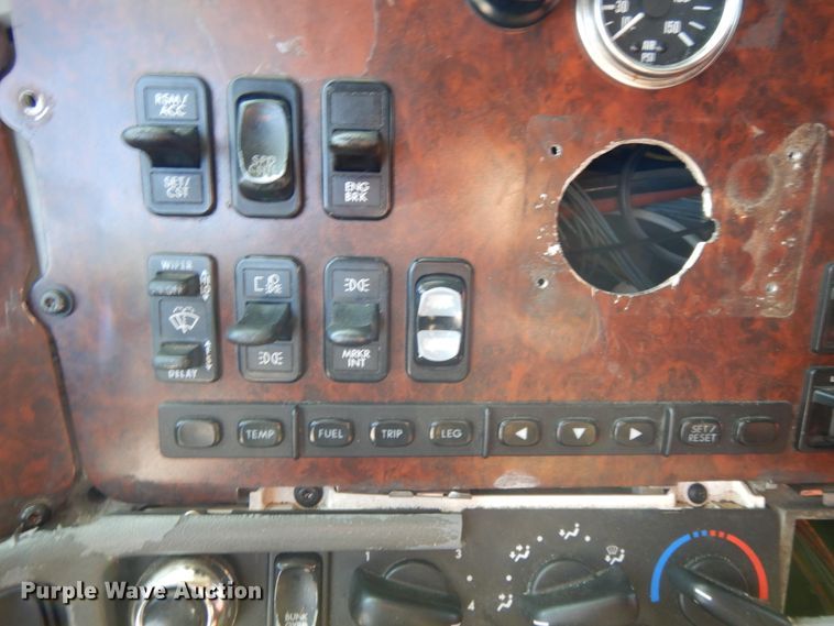 image for item DE5800 2003 Freightliner Century Classic  semi truck