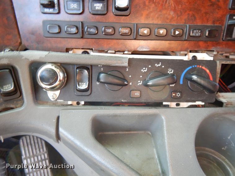 image for item DE5800 2003 Freightliner Century Classic  semi truck