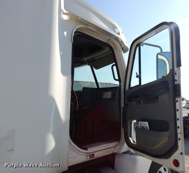 image for item DE5800 2003 Freightliner Century Classic  semi truck