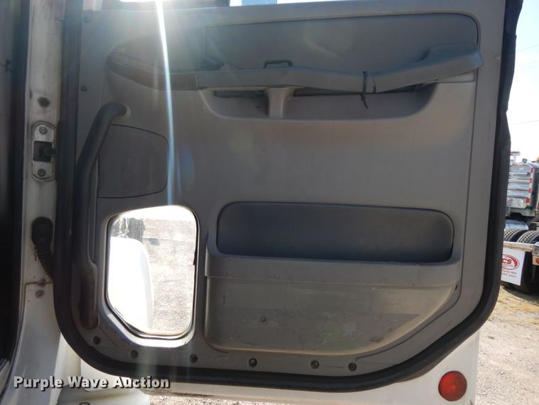 image for item DE5800 2003 Freightliner Century Classic  semi truck