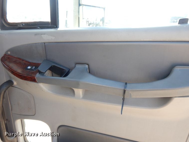 image for item DE5800 2003 Freightliner Century Classic  semi truck