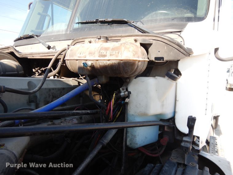 image for item DE5800 2003 Freightliner Century Classic  semi truck