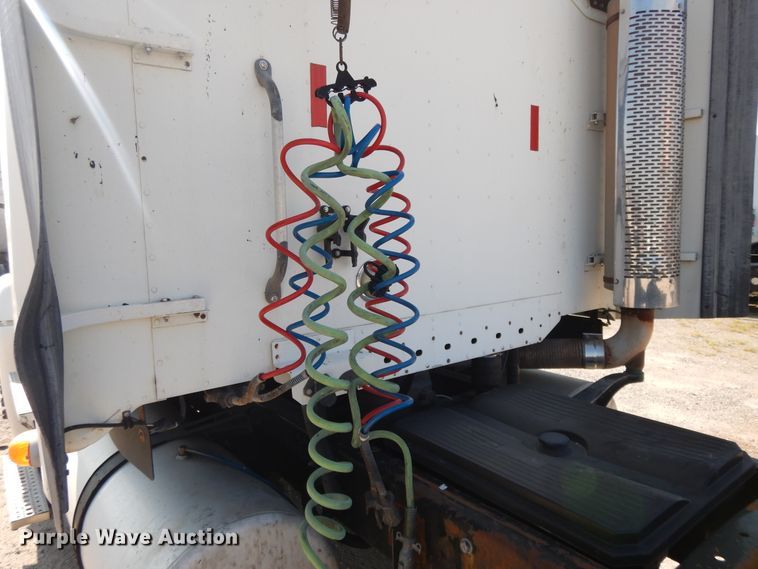 image for item DE5800 2003 Freightliner Century Classic  semi truck