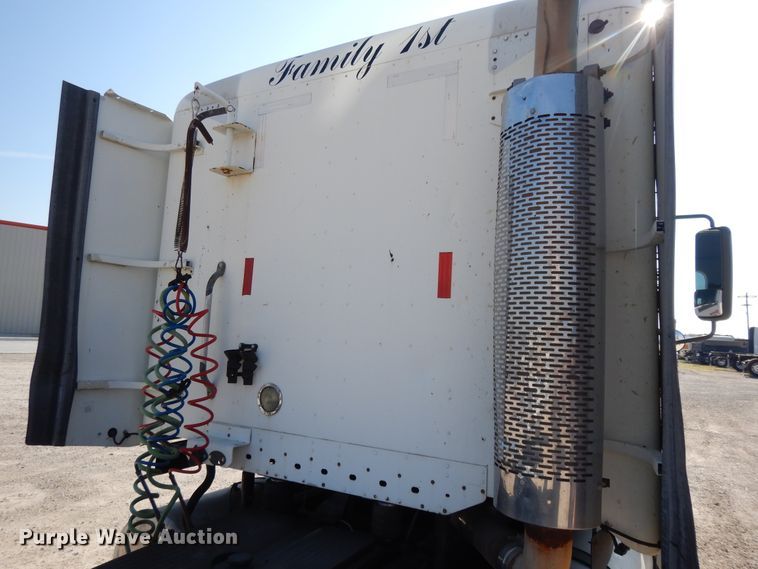 image for item DE5800 2003 Freightliner Century Classic  semi truck