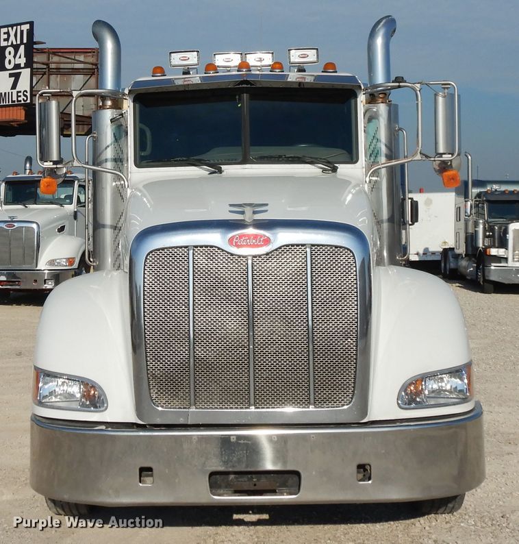 image for item DE5801 2009 Peterbilt 386  semi truck