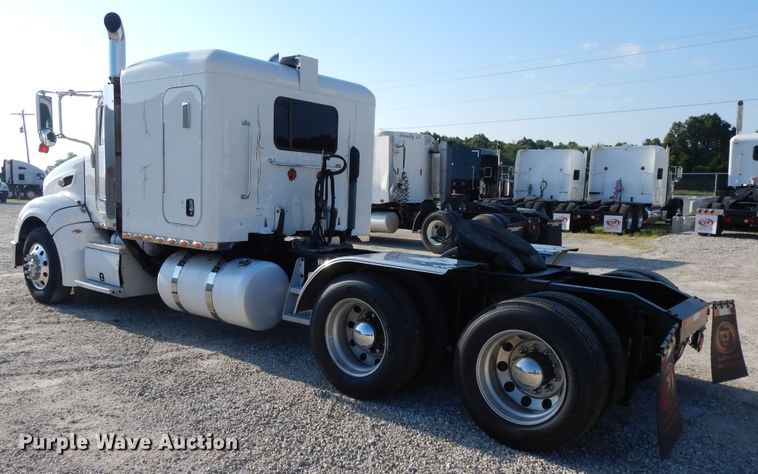 image for item DE5801 2009 Peterbilt 386  semi truck