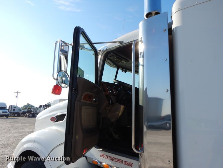 image for item DE5801 2009 Peterbilt 386  semi truck