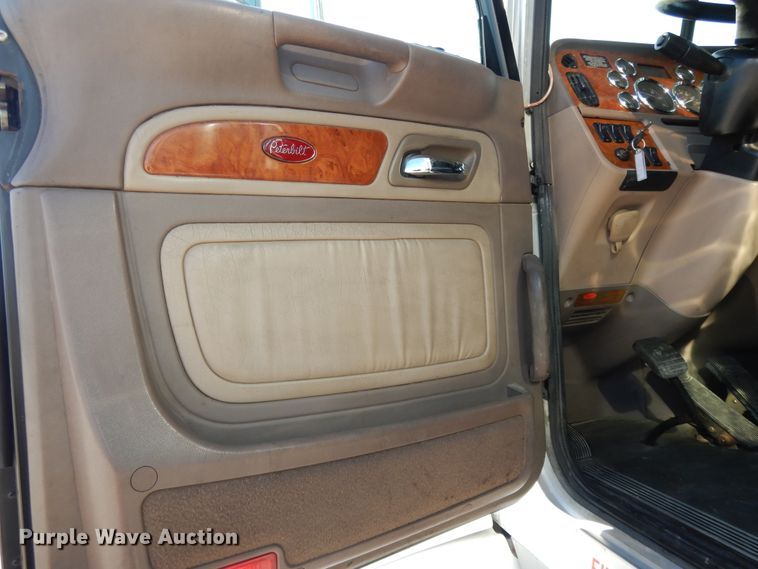 image for item DE5801 2009 Peterbilt 386  semi truck