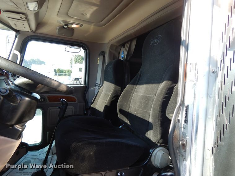 image for item DE5801 2009 Peterbilt 386  semi truck