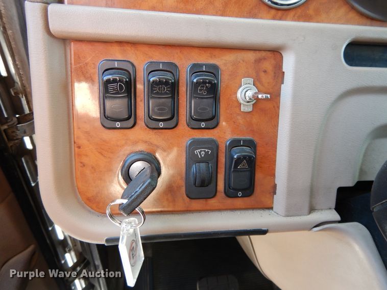 image for item DE5801 2009 Peterbilt 386  semi truck