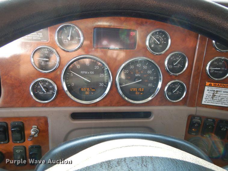 image for item DE5801 2009 Peterbilt 386  semi truck