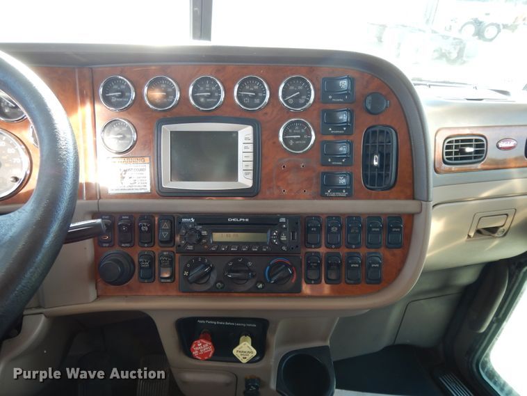 image for item DE5801 2009 Peterbilt 386  semi truck