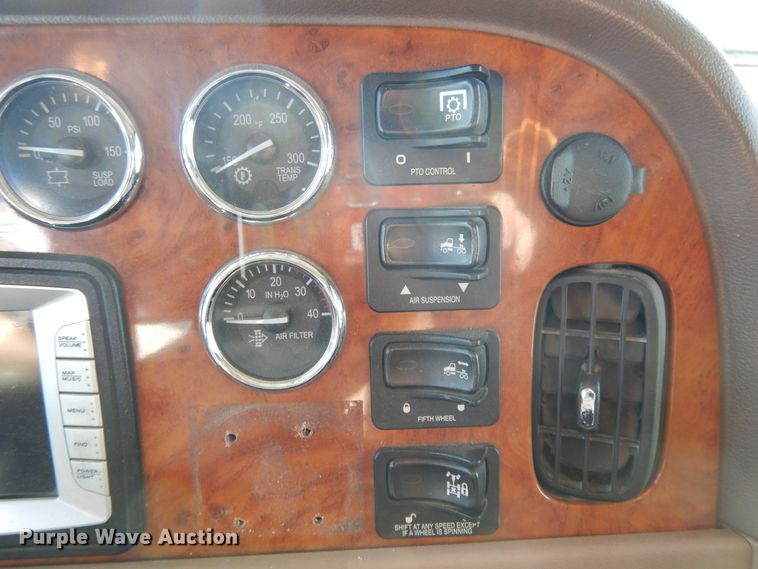 image for item DE5801 2009 Peterbilt 386  semi truck