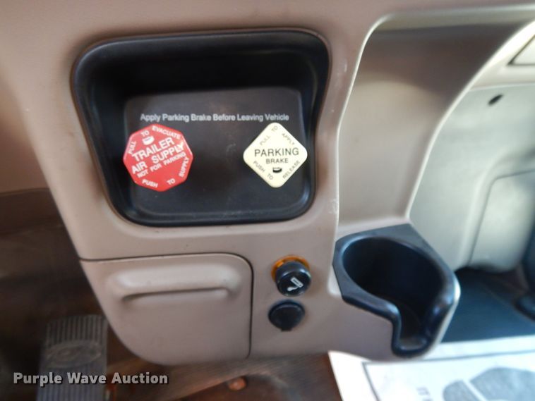 image for item DE5801 2009 Peterbilt 386  semi truck