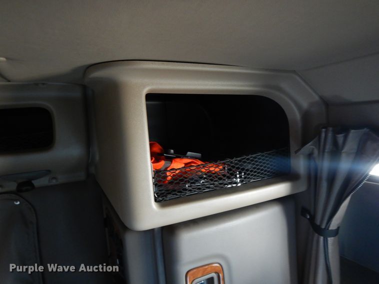 image for item DE5801 2009 Peterbilt 386  semi truck