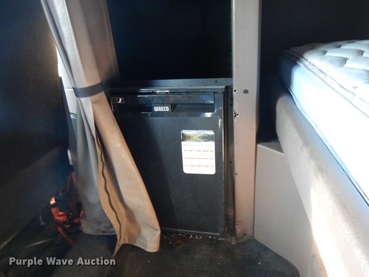 image for item DE5801 2009 Peterbilt 386  semi truck