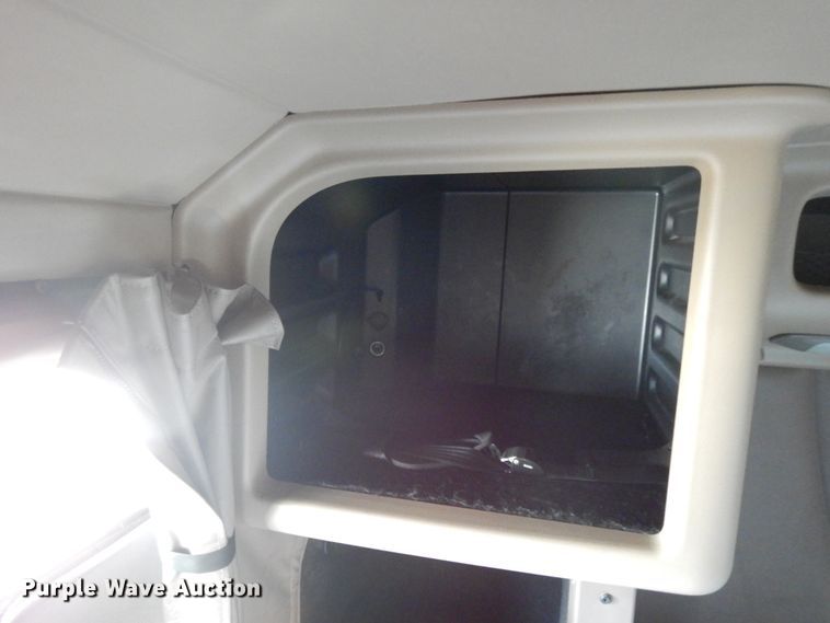 image for item DE5801 2009 Peterbilt 386  semi truck