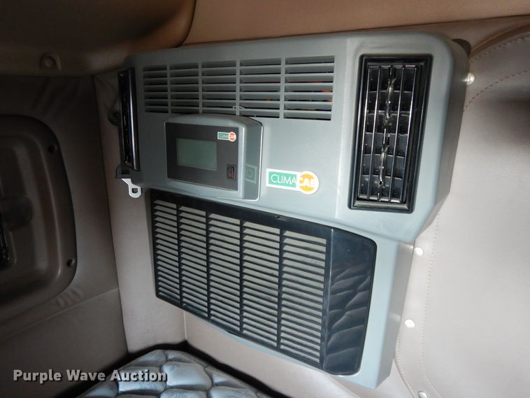 image for item DE5801 2009 Peterbilt 386  semi truck