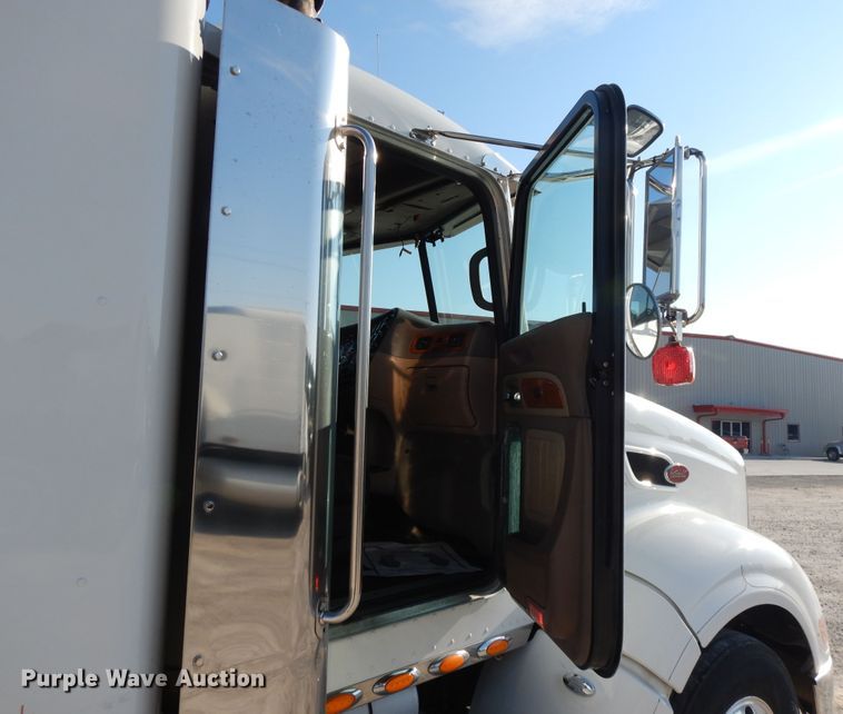 image for item DE5801 2009 Peterbilt 386  semi truck