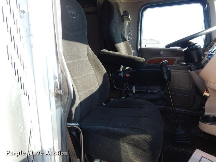 image for item DE5801 2009 Peterbilt 386  semi truck