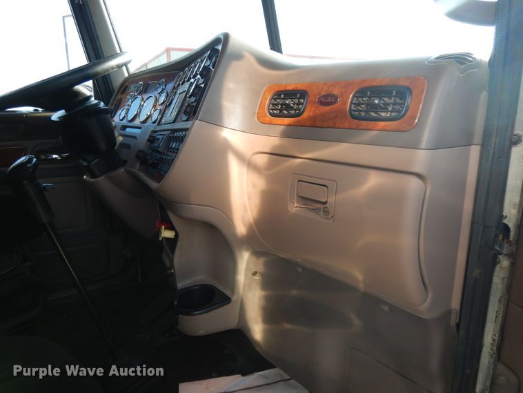 image for item DE5801 2009 Peterbilt 386  semi truck