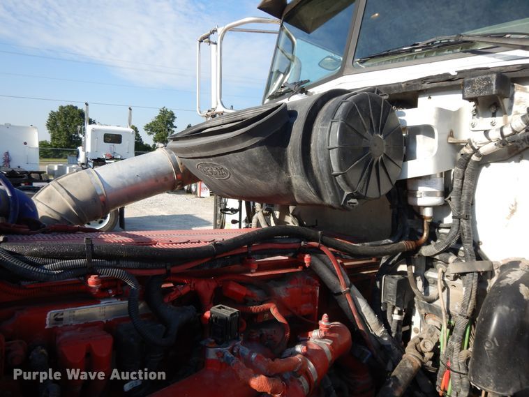 image for item DE5801 2009 Peterbilt 386  semi truck