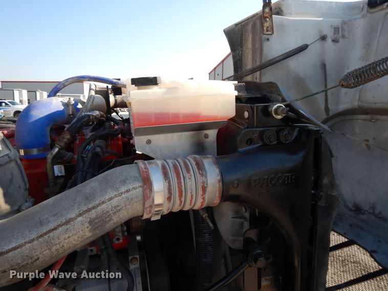 image for item DE5801 2009 Peterbilt 386  semi truck